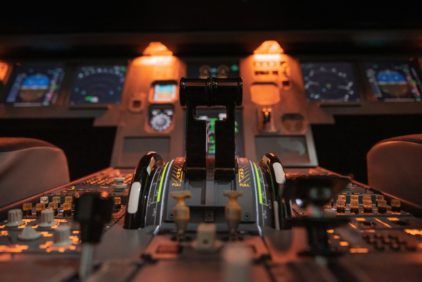 Throttle levers lit by instrument lights